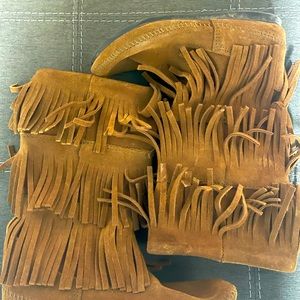 Minnetonka size 8 fringe boots